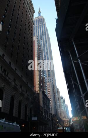 New York, États-Unis. 23 avril 2021. L'Empire State Building (M) est l'un des gratte-ciels les plus anciens, les plus hauts et les plus populaires de New York. Le plus grand gratte-ciel du monde au moment de son ouverture aura 90 ans le 1er mai. (À dpa ''le bâtiment le plus célèbre du monde': Empire State Building tourne à 90 ans') Credit: Christina Horsten/dpa/Alay Live News Banque D'Images