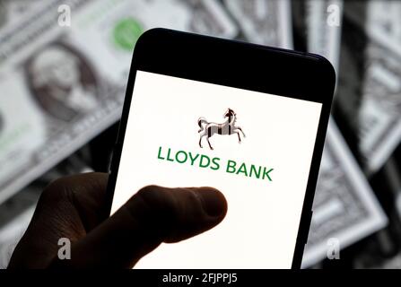 Chine. 23 avril 2021. Dans cette illustration, un logo Lloyds Bank plc est affiché sur un smartphone avec une devise en USD (dollar des États-Unis) en arrière-plan. (Photo de Budrul Chukrut/SOPA Images/Sipa USA) crédit: SIPA USA/Alay Live News Banque D'Images