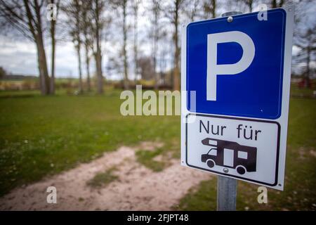 Pepelow, Allemagne. 22 avril 2021. Le panneau pour les places de parking pour campeurs se trouve devant un pré vide sur le terrain de Ostseecamping 'Am Salzhaff'. En raison des mesures de protection de Corona, les campings de Mecklembourg-Poméranie-Occidentale sont actuellement fermés, même les campeurs permanents ne sont pas autorisés à passer la nuit dans leurs caravanes ou tentes. Credit: Jens Büttner/dpa-Zentralbild/dpa/Alay Live News Banque D'Images