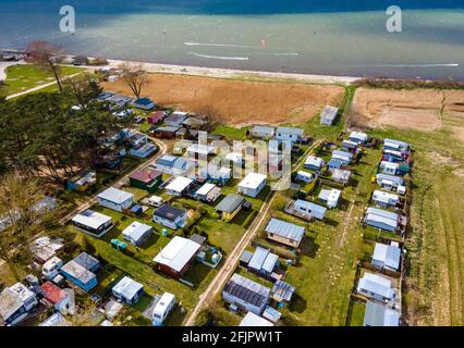 Pepelow, Allemagne. 22 avril 2021. Des caravanes et des tentes de campeurs permanents se tiennent sur le site d'Ostseecamping 'Am Salzhaff'. (Photo aérienne avec un drone) en raison des mesures de protection de Corona, les campings de Mecklembourg-Poméranie-Occidentale sont actuellement fermés, même les campeurs permanents ne sont pas autorisés à passer la nuit dans leurs caravanes ou tentes. Credit: Jens Büttner/dpa-Zentralbild/dpa/Alay Live News Banque D'Images