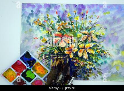 Peinture à l'aquarelle classe d'art , fleurs dans un vase , pinceau , palette de mélange Banque D'Images