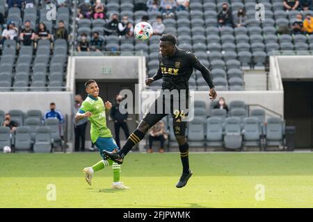 Le défenseur du FC de Los Angeles Jesus Murillo (94) dirige le ballon lors d'un match MLS contre les Sounders de Seattle, le samedi 24 avril 2021, à Los Angeles, C Banque D'Images