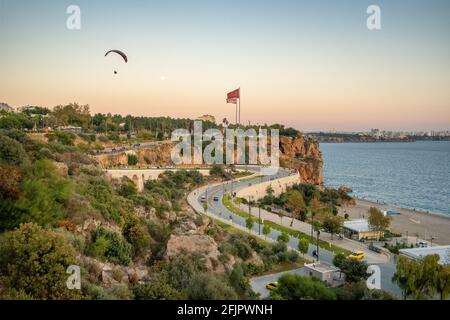 Parapente survolant la plage de Konyaalti à Antalya, Turquie Banque D'Images