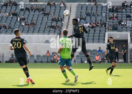 Le défenseur du FC de Los Angeles Jesus Murillo (94) dirige le ballon lors d'un match MLS contre les Sounders de Seattle, le samedi 24 avril 2021, à Los Angeles, C Banque D'Images