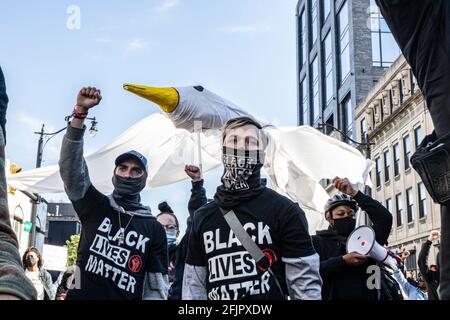 Les militants Black Lives Matter élèvent leurs poings avec une grande effusion d'une colombe pour commémorer la vie de Ma'Khia Bryant lors d'une manifestation contre le meurtre par la police de Ma'Khia Bryant.les militants Black Lives Matter se sont réunis avec des membres de la famille de Ma'Khia Bryant à Goodale Park pour se défendre contre la brutalité policière. Les militants du BLM ont écouté les orateurs puis occupé l'intersection de High St. et Bollinger PL. Pendant des heures tout en continuant à s'exprimer contre la brutalité policière et le meurtre de Ma'Khia Bryant par la police. (Photo de Stephen Zenner/SOPA Images/Sipa USA) Banque D'Images