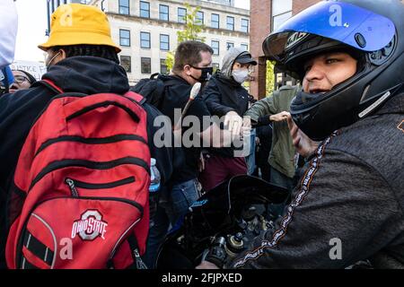 Columbus, États-Unis. 25 avril 2021. L'automobiliste brûle du caoutchouc pour intimider les militants Black Lives Matter lors d'une manifestation contre le meurtre par la police de Ma'Khia Bryant.les activistes Black Lives Matter se sont réunis avec des membres de la famille de Ma'Khia Bryant à Goodale Park pour se défendre contre la brutalité policière. Les militants du BLM ont écouté les orateurs puis occupé l'intersection de High St. et Bollinger PL. Pendant des heures tout en continuant à s'exprimer contre la brutalité policière et le meurtre de Ma'Khia Bryant par la police. (Photo de Stephen Zenner/SOPA Images/Sipa USA) crédit: SIPA USA/Alay Live News Banque D'Images