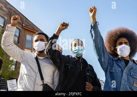 Les militants Black Lives Matter élèvent leurs poings en solidarité lors d'une protestation contre le meurtre par la police de Ma'Khia Bryant qui commandait High St.Black Lives Matter des militants rassemblés avec des membres de la famille de Ma'Khia Bryant à Goodale Park pour se défendre contre la brutalité policière. Les militants du BLM ont écouté les orateurs puis occupé l'intersection de High St. et Bollinger PL. Pendant des heures tout en continuant à s'exprimer contre la brutalité policière et le meurtre de Ma'Khia Bryant par la police. (Photo de Stephen Zenner/SOPA Images/Sipa USA) Banque D'Images