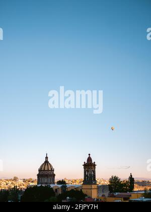 Ballons d'air chaud au-dessus de la ville de San Miguel de Allende, Mexique autour du lever du soleil. Photo de voyage colorée. Banque D'Images