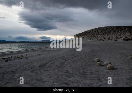 Les tuffs Bishop sont également connus sous le nom de colonnes de Crowley Lake dans le comté de Mono, en Californie, aux États-Unis. Ils sont faits de matériel d'une éruption volcanique. Banque D'Images