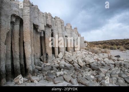 Les tuffs Bishop sont également connus sous le nom de colonnes de Crowley Lake dans le comté de Mono, en Californie, aux États-Unis. Ils sont faits de matériel d'une éruption volcanique. Banque D'Images