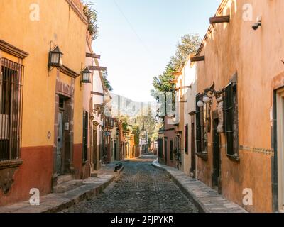 Belle rue Aldama dans le centre-ville - photos de voyage colorées à San Miguel de Allende, Mexique Banque D'Images