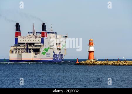 Rostock, Mecklembourg-Poméranie occidentale, Allemagne - 14 juin 2020 : un ferry de la ligne Stena passant le phare de la jetée est à Warnemuende sur la route de T. Banque D'Images