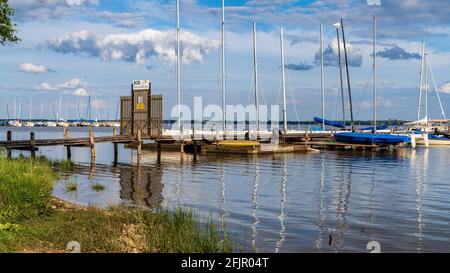 Mardorf, Basse-Saxe, Allemagne - 07 juin 2020 : jetée avec une porte fermée à la marina du Steinhuder Meer Banque D'Images