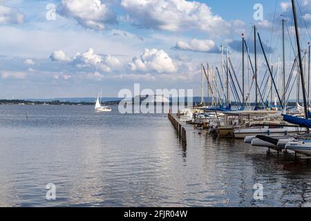 Mardorf, Basse-Saxe, Allemagne - 07 juin 2020 : le Steinhuder Meer avec la Marina et le tas de déblais de la mine de potasse en arrière-plan Banque D'Images