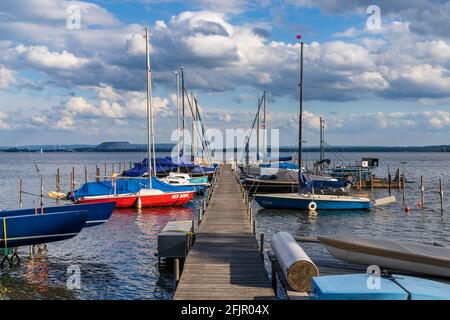 Mardorf, Basse-Saxe, Allemagne - 07 juin 2020 : le Steinhuder Meer avec la Marina et le tas de déblais de la mine de potasse en arrière-plan Banque D'Images