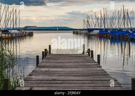 Mardorf, Basse-Saxe, Allemagne - 07 juin 2020 : soirée au Steinhuder Meer avec la Marina et le tas de déblais de la mine de potasse en arrière-plan Banque D'Images