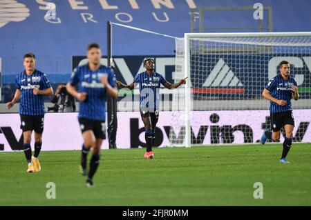 Bergame, Italie. 25 avril 2021. Duvan Zapata (2e R) d'Atalanta célèbre son but lors d'une série UN match de football entre Atalanta et Bologne à Bergame, Italie, le 25 avril 2021. Credit: Stringer/Xinhua/Alay Live News Banque D'Images