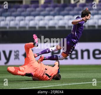 Florence, Italie. 25 avril 2021. Wojciech Szczesny (L) du FC Juventus vit avec Dusan Vlahovic de Fiorentina lors d'un match de football de la série A à Florence, Italie, le 25 avril 2021. Credit: Federico Tardito/Xinhua/Alamy Live News Banque D'Images