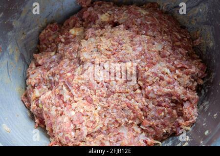 tous les ingrédients pour les hamburgers faits maison mélangés. Banque D'Images