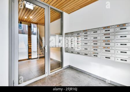 Boîtes aux lettres près de la porte vitrée du bâtiment de l'appartement Banque D'Images