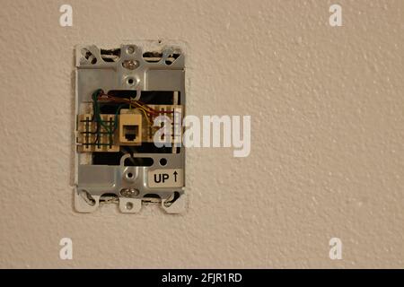 prise téléphonique à domicile non couverte sur un mur blanc Banque D'Images