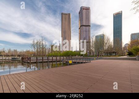 Vue sur la ville de Pékin, vue depuis le parc Dawangjing avec étang en face près de la SOHO Wangjing Banque D'Images