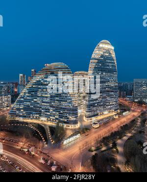 Vue aérienne de Wangjing Soho la nuit, un célèbre bâtiment historique de la ville de pékin, conçu par Zaha Hadid Banque D'Images