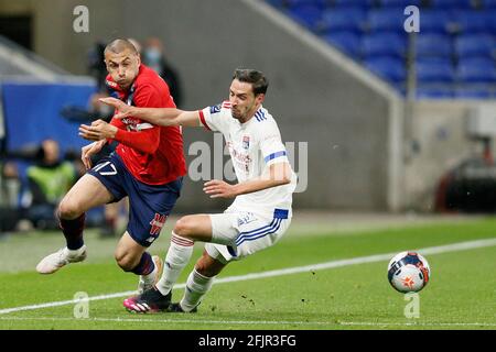 Football football - Ligue 1 - Olympique Lyon vs LOSC - Stade Groupama, Lyon, France - 25 avril 2021Maxence Caqueret de l'Olympique Lyonnais en action avec Burak Yilmaz du LOSC. Photo d'Emmanuel Foudrot/ABACAPRESS.COM Banque D'Images