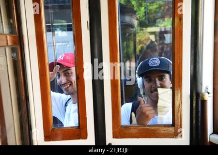 De jeunes Portugais qui attrapent un trajet en tramway local à Lisbonne, Portugal. Banque D'Images