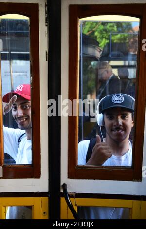 De jeunes Portugais qui attrapent un trajet en tramway local à Lisbonne, Portugal. Banque D'Images