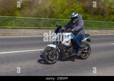 2011 Yamaha XJ 6N 598cc sports; motard; transport à deux roues, motocycles, véhicule sur routes britanniques, motocycles, motocyclistes motards qui se conduisent à Manchester, Royaume-Uni Banque D'Images