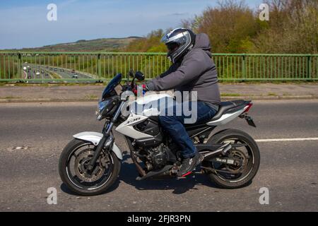 2011 Yamaha XJ 6N 598cc sports; motard; transport à deux roues, motocycles, véhicule sur routes britanniques, motocycles, motocyclistes motards qui se conduisent à Manchester, Royaume-Uni Banque D'Images