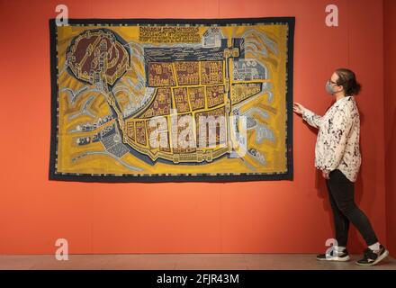 RETRANSMISSION - supprime la référence aux funérailles à la fin de la légende précédente. Photo du dossier datée du 23/04/21 du conservateur Kate Grayner examine de plus près la tapisserie tissée 'Edinburgh Castle (1966)' avant l'ouverture de l'exposition Archie Brennan: Tapisserie Goes Pop! Aux Dovecot Studios d'Édimbourg, qui rouvrent avec des galeries et des musées dans tout le pays le lundi 26 avril, à mesure que les restrictions du coronavirus s'allègent. Date de publication : lundi 26 avril 2021. Banque D'Images