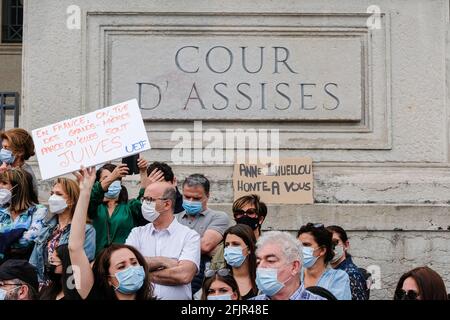 Lyon (France), 25 avril 2021. Environ 800 personnes se sont rassemblées devant le palais de justice de 24 colonnes à Lyon pour demander justice à Sarah Halimi. Banque D'Images