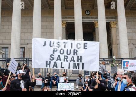 Lyon (France), 25 avril 2021. Environ 800 personnes se sont rassemblées devant le palais de justice de 24 colonnes à Lyon pour demander justice à Sarah Halimi. Banque D'Images