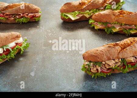 Bouquet de délicieux sandwichs à base d'ingrédients frais et placé sur une table grise en rade Banque D'Images