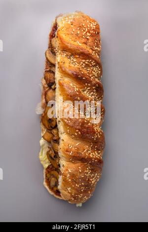 vue du dessus du sandwich en pain aux graines de sésame et aux champignons. Banque D'Images