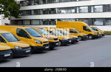 Camionnettes de livraison jaunes garées de suite Banque D'Images