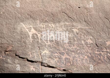 Pétroglyphes préhistoriques représentant des humains et des chameaux, désert de Wadi Rum, Jordanie. Patrimoine mondial de l'UNESCO Banque D'Images