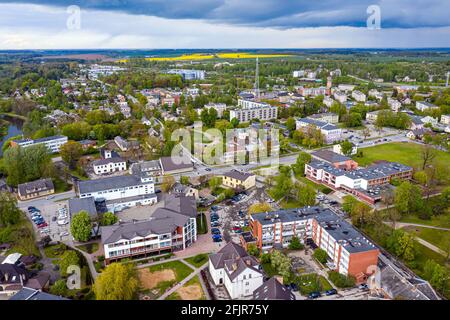 Vue de dessus de la ville de Dobele, des bâtiments du centre-ville, des rues et des parcs, région de Zemgale, Lettonie Banque D'Images