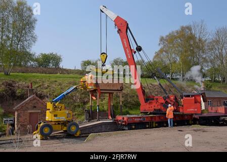 Severn Valley Railway fait appel à un préparateur de cerises et à des cowans Grue à vapeur de 30 tonnes de Sheldon construite en 1960 pour déplacer un réservoir d'eau de la station pour la restauration Banque D'Images