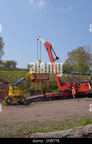 Severn Valley Railway fait appel à un préparateur de cerises et à des cowans Grue à vapeur de 30 tonnes de Sheldon construite en 1960 pour déplacer un réservoir d'eau de la station pour la restauration Banque D'Images