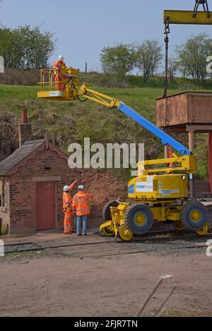 Severn Valley Railway fait du bénévolat en génie ferroviaire à l'aide d'un rail monté préparateur de cerises pour les travaux d'ingénierie sur le chemin de fer patrimonial Banque D'Images