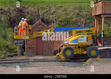 Severn Valley Railway fait du bénévolat en génie ferroviaire à l'aide d'un rail monté préparateur de cerises pour les travaux d'ingénierie sur le chemin de fer patrimonial Banque D'Images