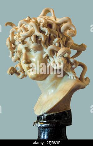 Rome, Italie - 30 décembre 2012 : sculpture en marbre de Medusa par Gian Lorenzo Bernini dans les musées du Capitole, sur fond isolé avec un chemin d'écrêtage. Banque D'Images