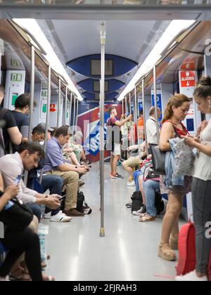 Personnes voyageant en métro à Madrid Espagne Banque D'Images