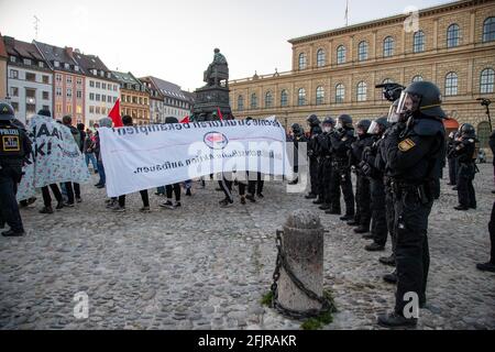 AM 25. Avril 2021 demonstrierten in München fast ein Dutzend Neonazis von der NPD oder dem III Weg im Gedenken an den Altnazi Reinhold Elstner, der sich am 25. Avril 1995 auf den Stufen der Münchener Feldherrnhalle aus protestate gegen die Wehrmachtsausstellung selbst anzüdete. AM Rande der Kundgebung kam es zwischen der Polizei und der Antifa zu Rangeleien und Schlagstockeinsatz. - le 25 2021 avril, près d'une douzaine de nouveau-nés du NPD et III Weg démontra à Munich, en Allemagne, de se souvenir de l'ancien nazi Reinhold Elstner, qui s'est brûlé pour protester contre l'exposition Wehrmacht en 1995. Sur t Banque D'Images