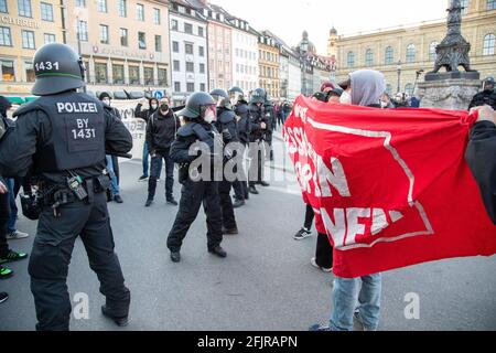 AM 25. Avril 2021 demonstrierten in München fast ein Dutzend Neonazis von der NPD oder dem III Weg im Gedenken an den Altnazi Reinhold Elstner, der sich am 25. Avril 1995 auf den Stufen der Münchener Feldherrnhalle aus protestate gegen die Wehrmachtsausstellung selbst anzüdete. AM Rande der Kundgebung kam es zwischen der Polizei und der Antifa zu Rangeleien und Schlagstockeinsatz. - le 25 2021 avril, près d'une douzaine de nouveau-nés du NPD et III Weg démontra à Munich, en Allemagne, de se souvenir de l'ancien nazi Reinhold Elstner, qui s'est brûlé pour protester contre l'exposition Wehrmacht en 1995. Sur t Banque D'Images