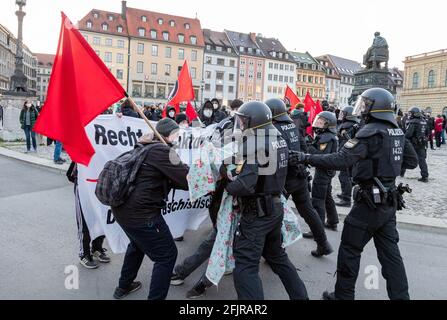 AM 25. Avril 2021 demonstrierten in München fast ein Dutzend Neonazis von der NPD oder dem III Weg im Gedenken an den Altnazi Reinhold Elstner, der sich am 25. Avril 1995 auf den Stufen der Münchener Feldherrnhalle aus protestate gegen die Wehrmachtsausstellung selbst anzüdete. AM Rande der Kundgebung kam es zwischen der Polizei und der Antifa zu Rangeleien und Schlagstockeinsatz. - le 25 2021 avril, près d'une douzaine de nouveau-nés du NPD et III Weg démontra à Munich, en Allemagne, de se souvenir de l'ancien nazi Reinhold Elstner, qui s'est brûlé pour protester contre l'exposition Wehrmacht en 1995. Sur t Banque D'Images