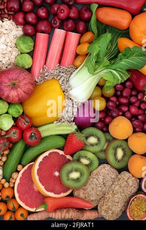 Sources alimentaires de santé d'antioxydants à base de plantes qui combattent les radicaux libres avec des fruits, des légumes, des produits céréaliers et des légumineuses. Banque D'Images